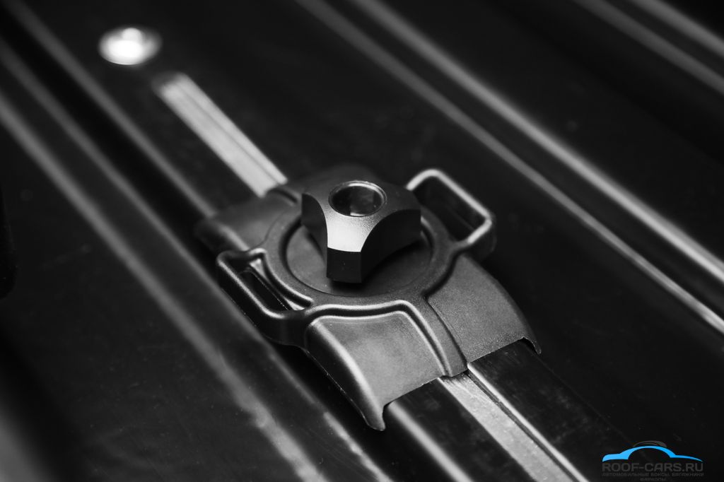 Компактная система крепления. Делает бокс максимально функциональным и позволяет использовать максимум пространства внутри бокса при перевозки жёсткого багажа за счёт низких механизмов крепления.